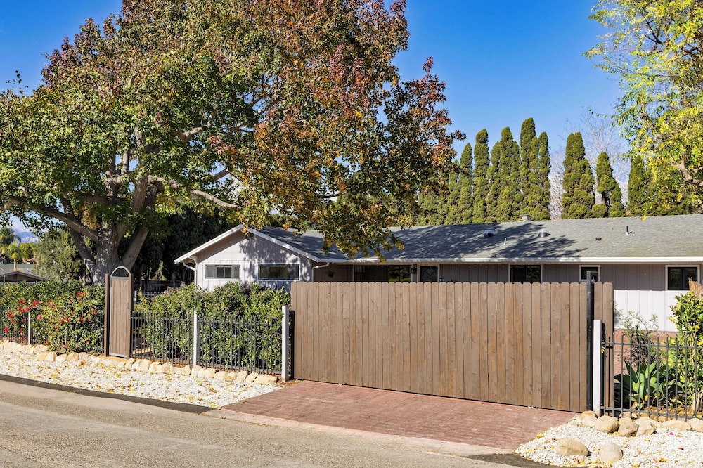 Hummingbird Haven by Avantstay Dog-friendly, Near the Beach, Huge Yard+hot Tub