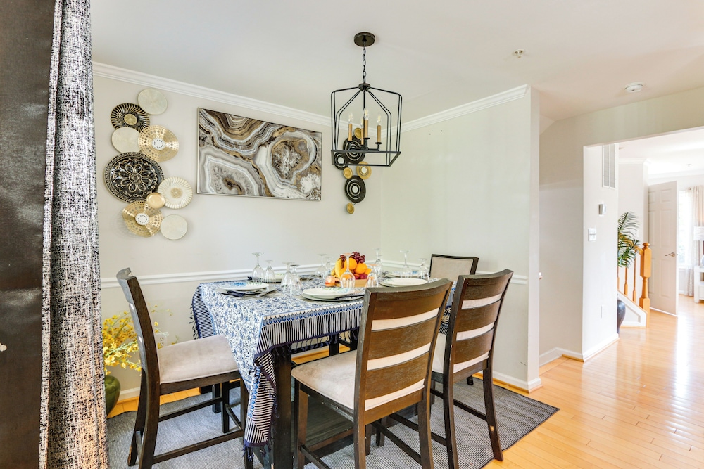 < 2 Mi to Dtwn Hagerstown: Townhome w/ Fireplace