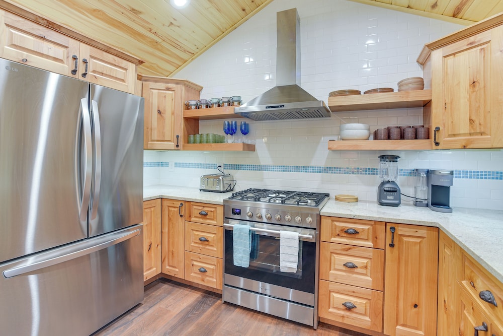 3 Mi to Resort: Year-round Angel Fire Getaway!