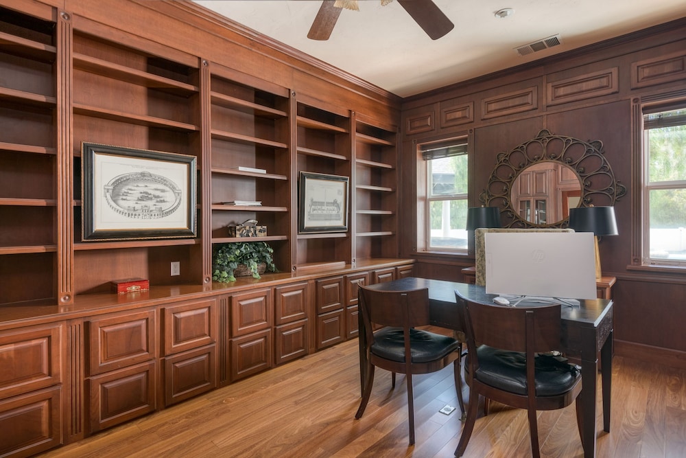 Grand Contento by Avantstay Extraordinary Estate w Pool Movie Room