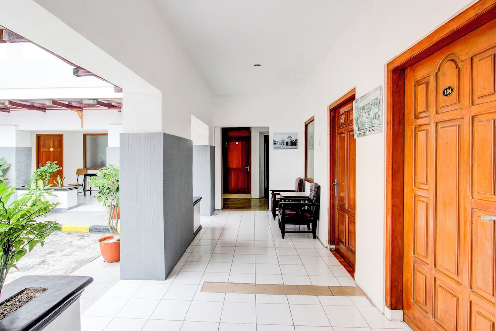 Collection O Jalan Slamet Riyadi Near Kampung Batik Kauman Formerly Hotel Grand Kota
