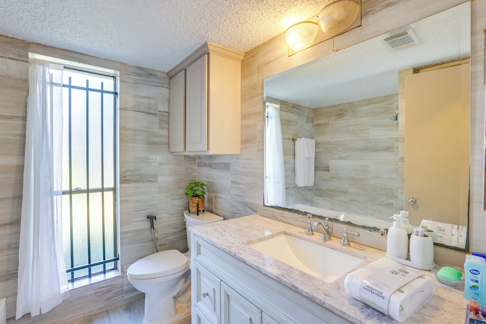 2 Mi to Houston Funplex: Home w/ Private Yard!