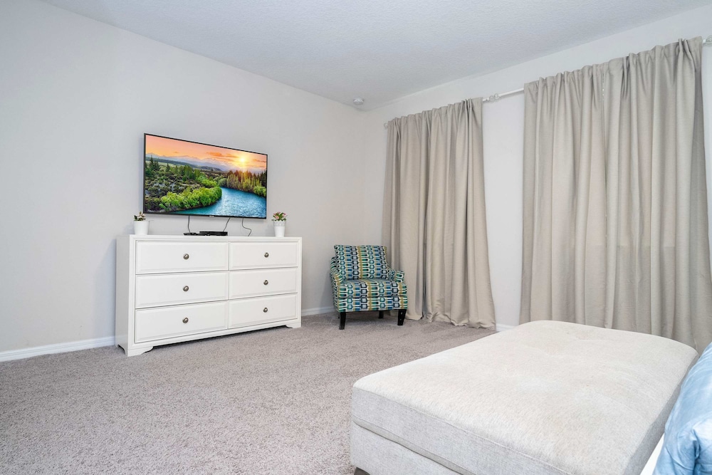 Beautiful 5 Bed Home in Solara With Private Pool