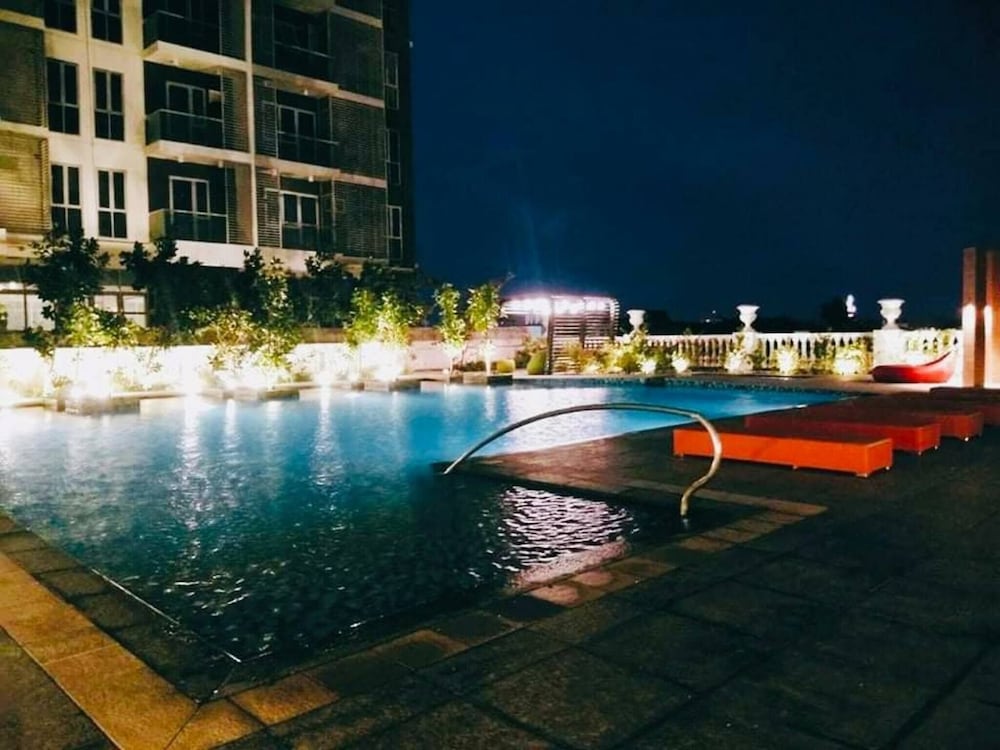 Cozy Iloilo City Condo With Shared Pool and Fitness Center