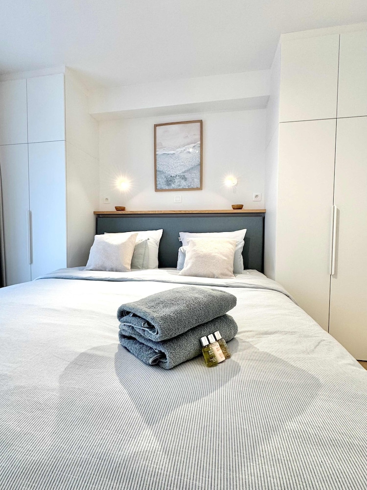 Spacious Bright Apartment Steps From the Beach i