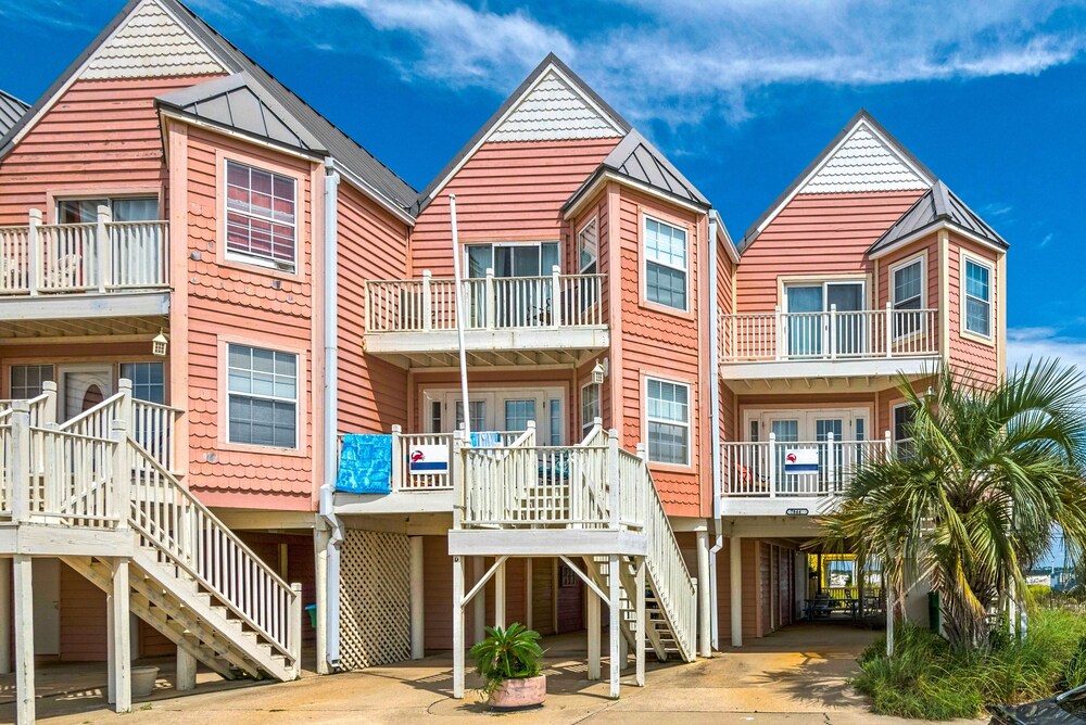 Sea La Vie 2 Bedroom Townhouse by RedAwning