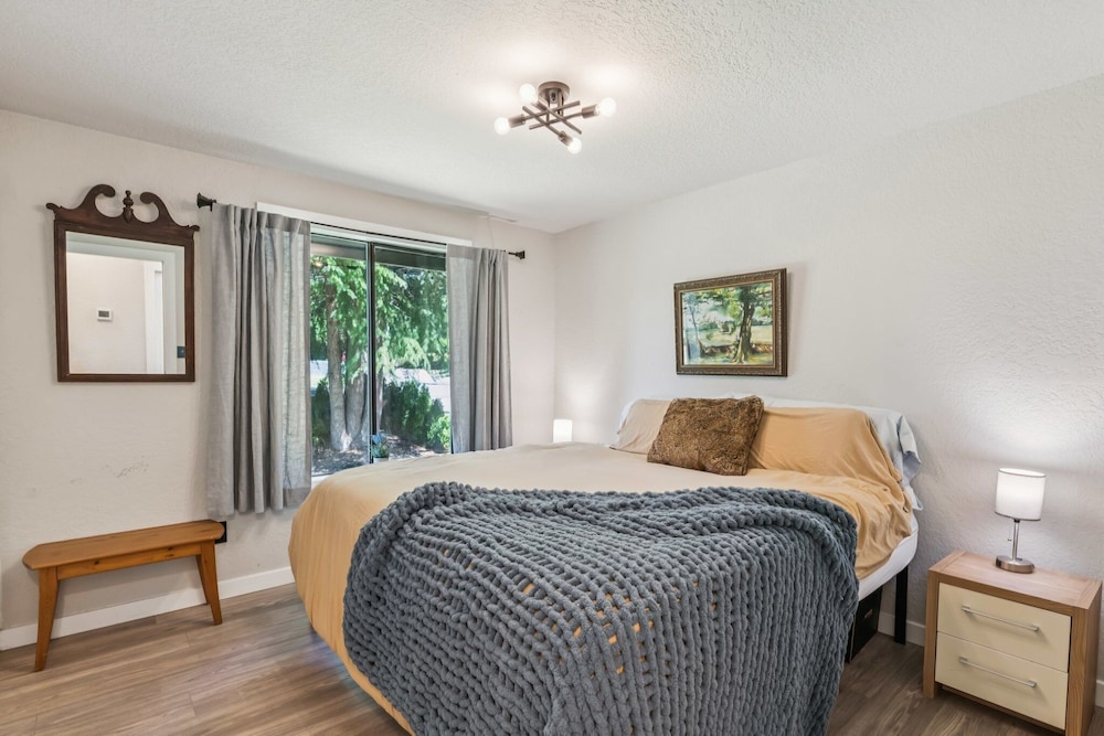 Modern Forest Escape Near Hikes & Lake 6 Bedroom Home