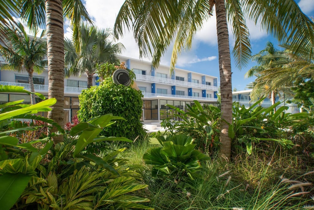 Penthouse 1BR 1bth Apt w Rooftop Pool Near Beach