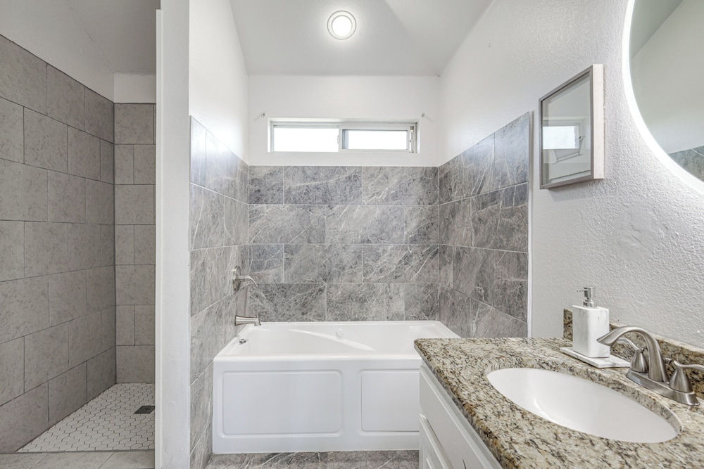 3 Mi to Dfw: Pet-friendly Euless Home