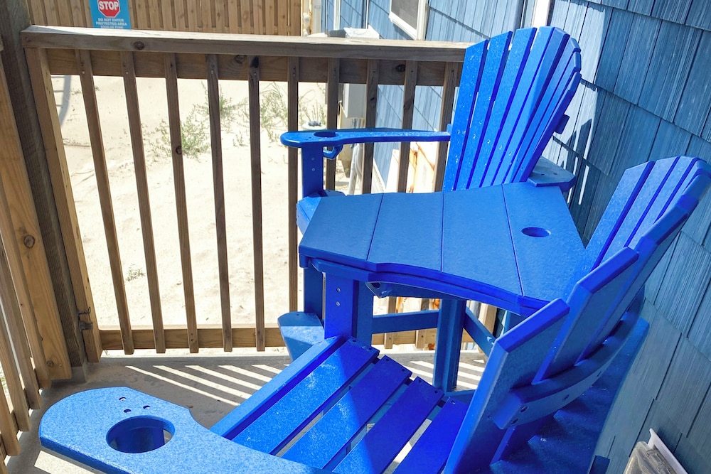 Walk to Ocean: North Topsail Beach Gem w/ Balcony!