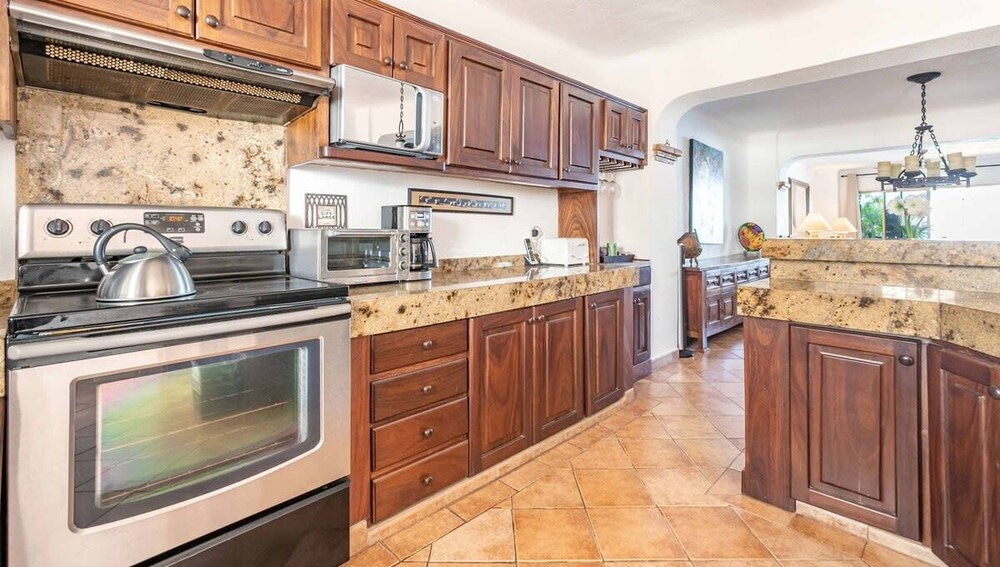 Ocean View 2Br Condo-balcony-beach-pool - 610