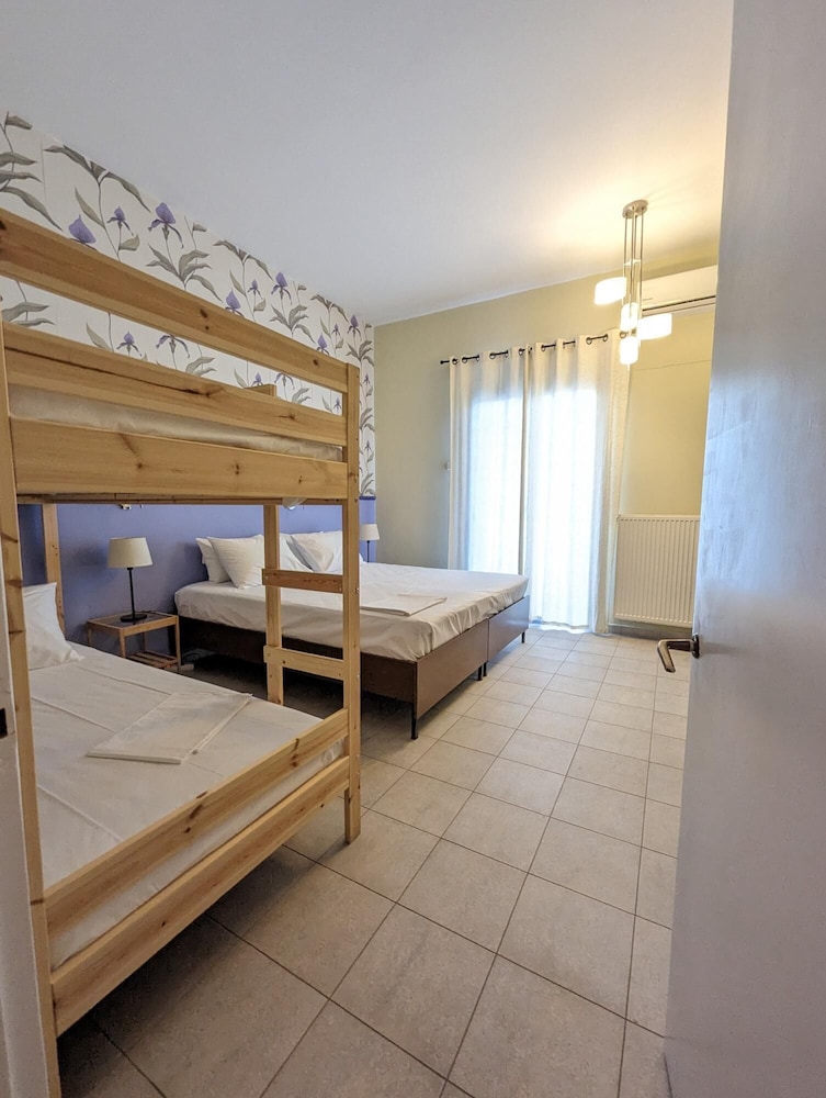 Okeania Seafront Rooms in Kamena Vourla