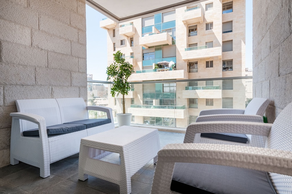 Best Location New Apt Full Amenities