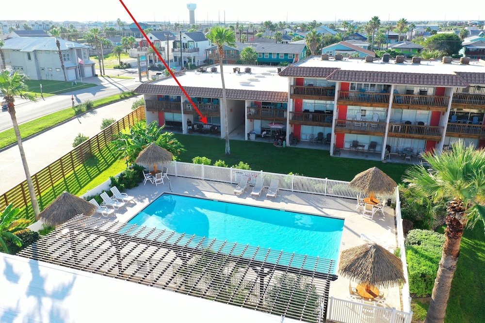 Tropical Haven by Avantstay 4min Walk to Beach Pool Remodeled Interior