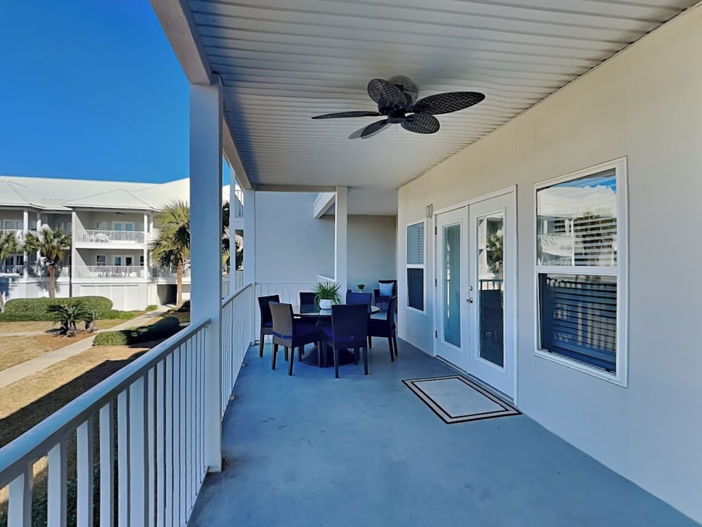 Pavilion Palms #103b