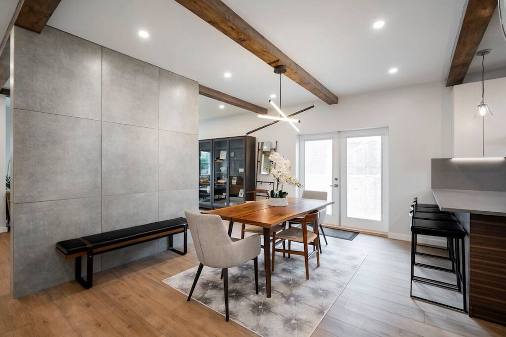 Mclean Stunning 3 Bdrm Reno - Few Blocks off Commercial