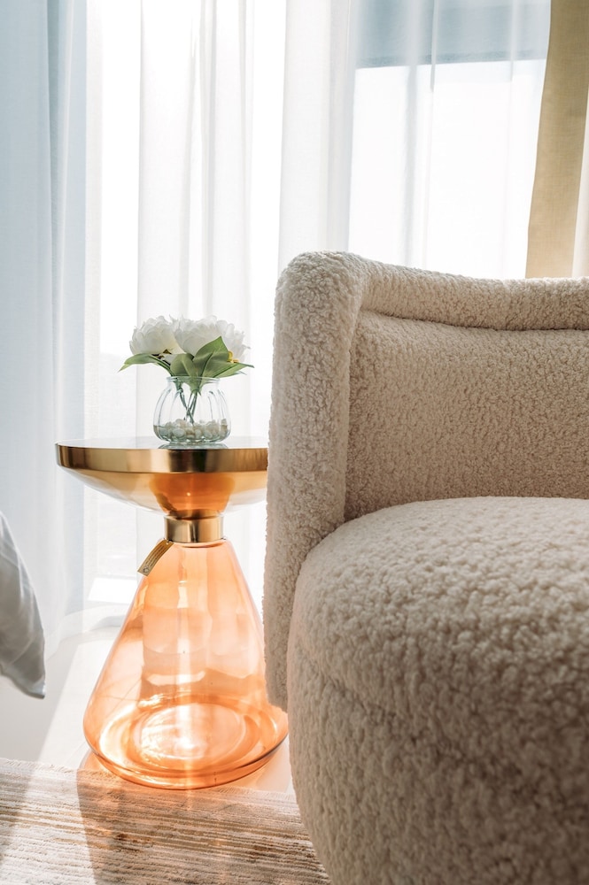 Elegant Stay: Balcony & Stunning Dubai Creek Views