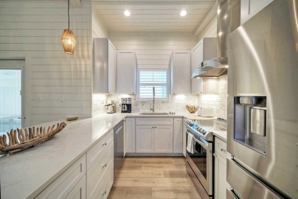 Sleeps 18 2 Beach Homes w/ 2 Pools, Playground, Covered Patios Pirates Bay