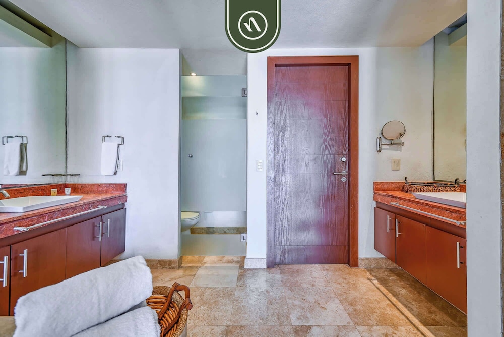 Oceanfront 3BR Condo With Beach Club - Pool