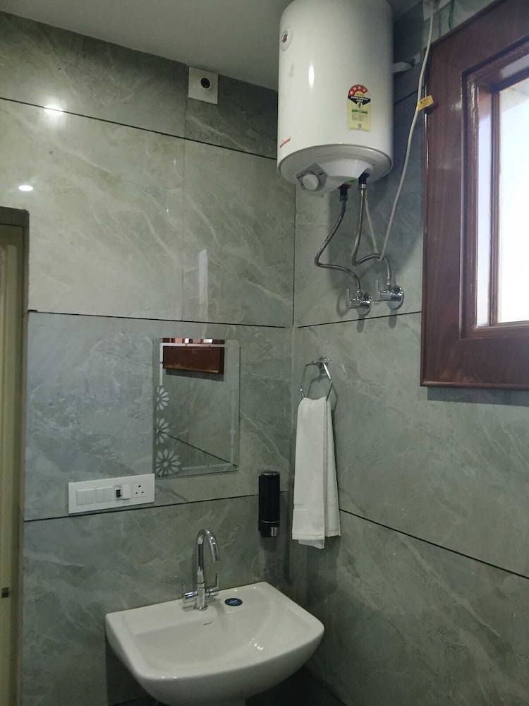 Aarav Hotel