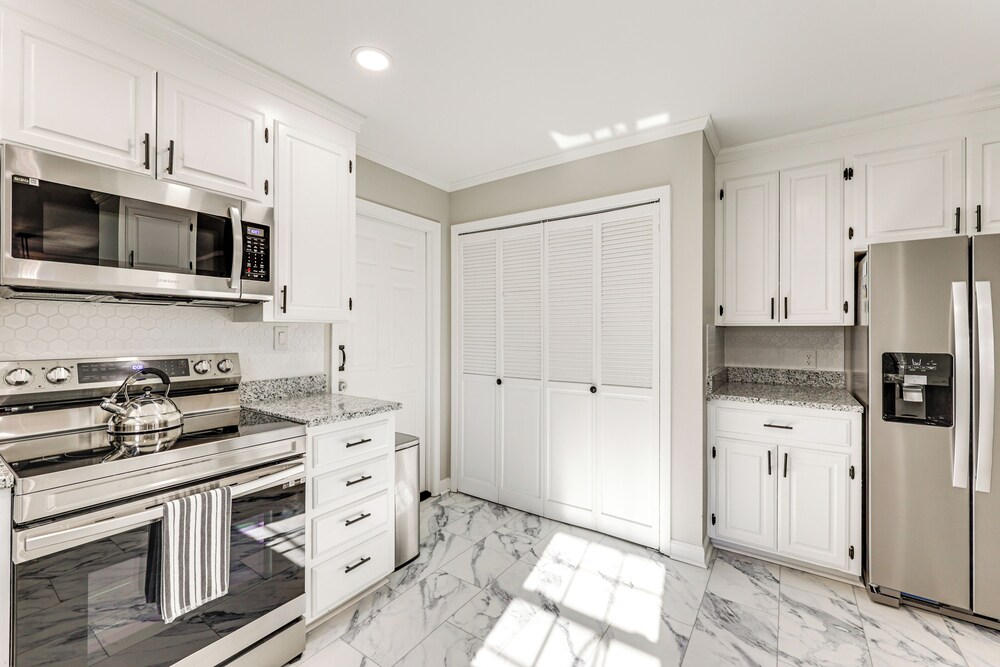 Family Friendly: Chic Retreat in Rocky Mount!