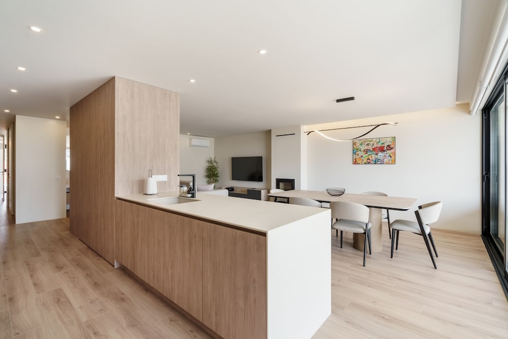 Green Coast Beachfront Retreat by Minho s Guest