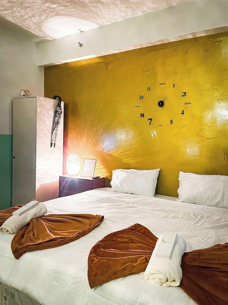 Poolside Apartment - Sleeps 4, Ac & Hot Shower