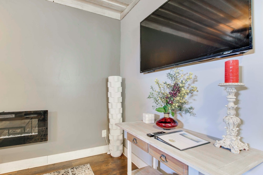 2 Mi to Self Regional MC: Updated Apartment
