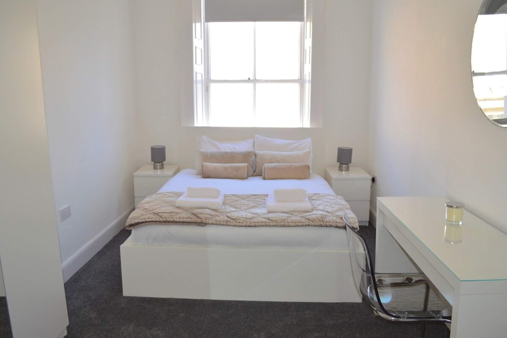 Spacious 3 Bedroom Flat in the City Centre