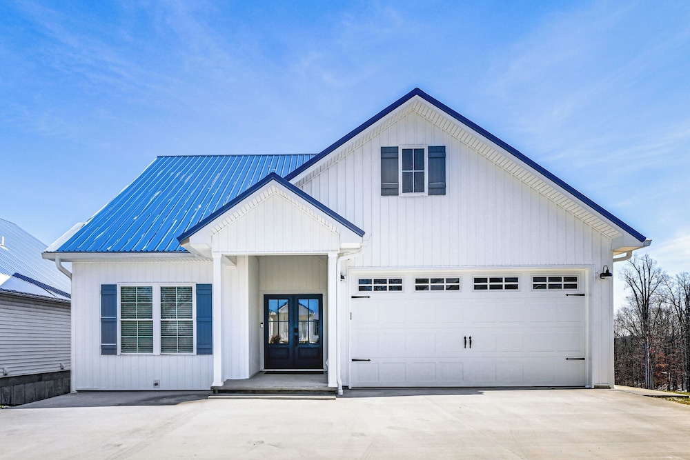 Lake View + Deck: Group Getaway in Grand Rivers!