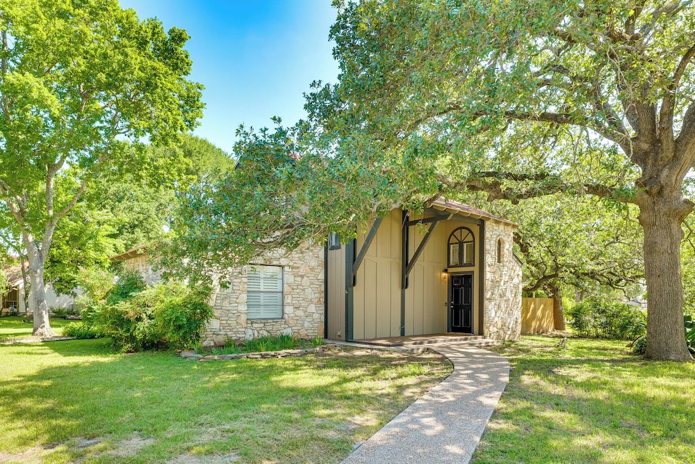 Bryan Home w/ Yard & Deck ~ 4 Mi to Aggieland