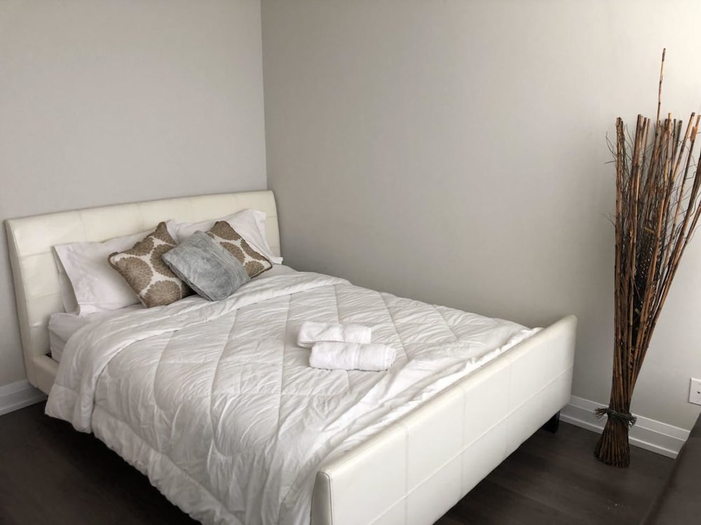 Kashaneh at Hullmark - Image 3