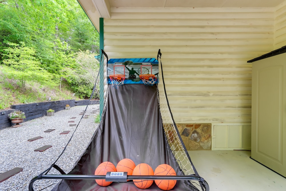 Ellijay Cabin With Porch & Private Hot Tub!
