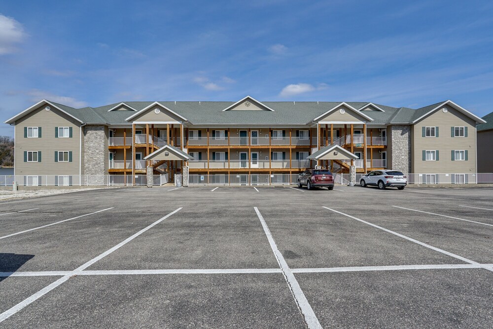Camdenton Condo w/ Furnished Balcony + Lake View