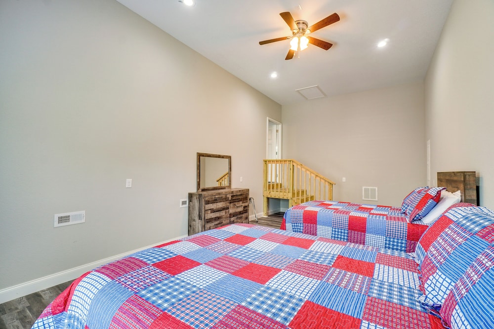 1 Mi to Dtwn Crossville: Spacious Home w/ Patio!