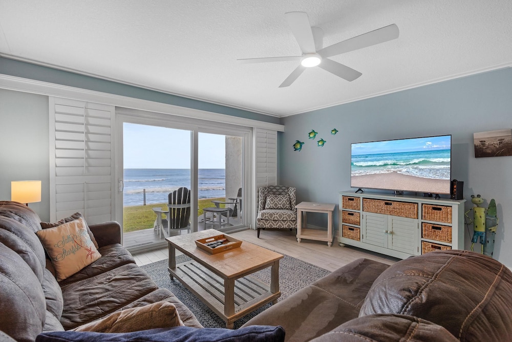 Colony Beach Club 101