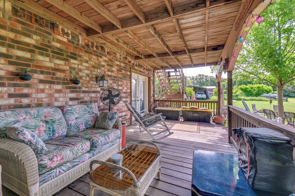 1 Mi to Boat Ramp: Lake Texoma Getaway w/ Deck