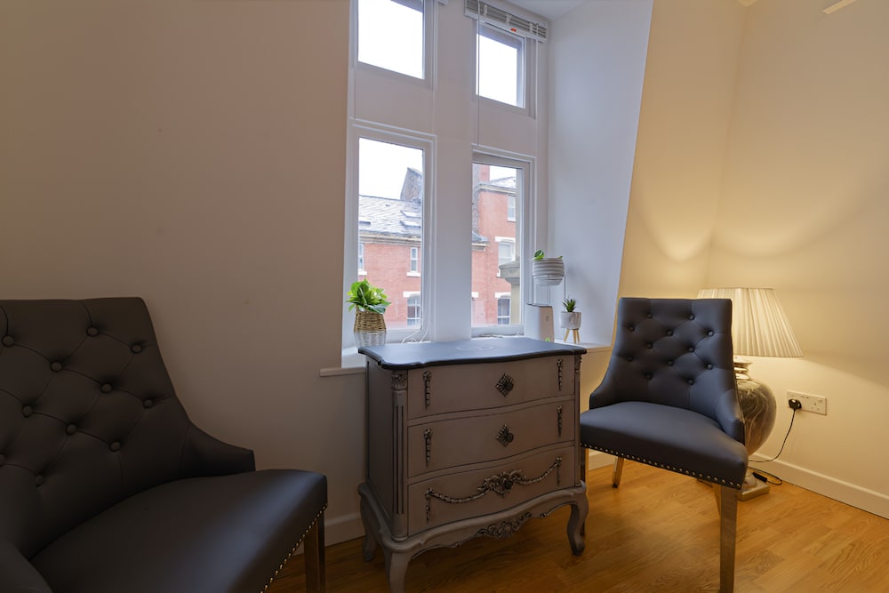 White Tulip Central 3bedroom Duplex Loft view 5