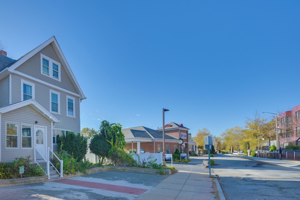 5 Mi to TD Garden: Quiet Medford Getaway!