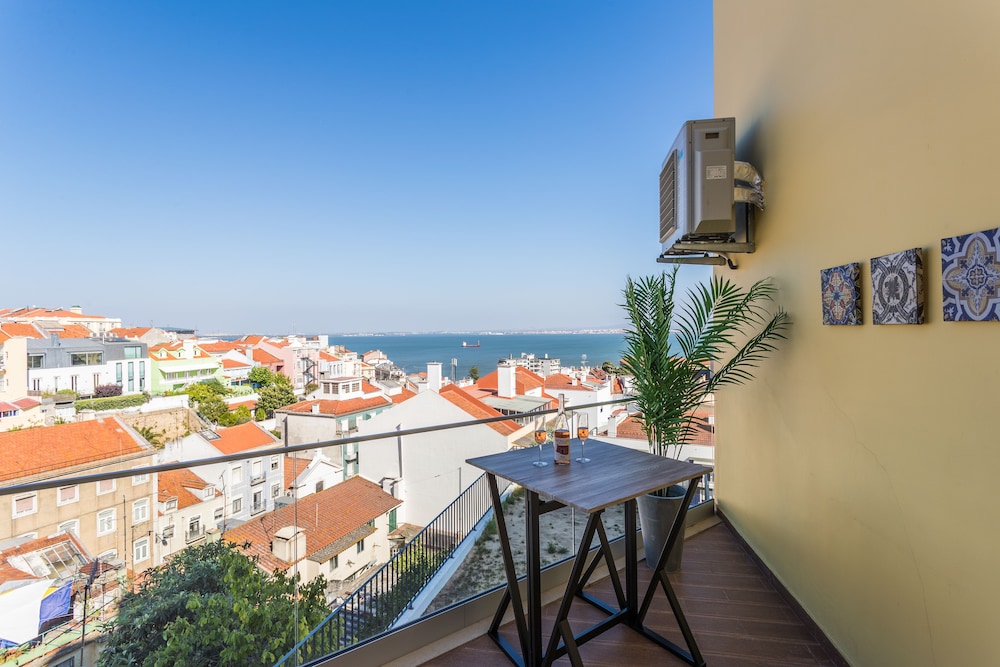 Alfama Lounge Three-Bedroom Apartment w/ River View and Parking - by LU Holidays