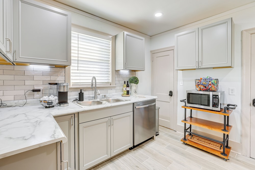 Walk to Amphitheater & Stadium: Home w/ Deck!