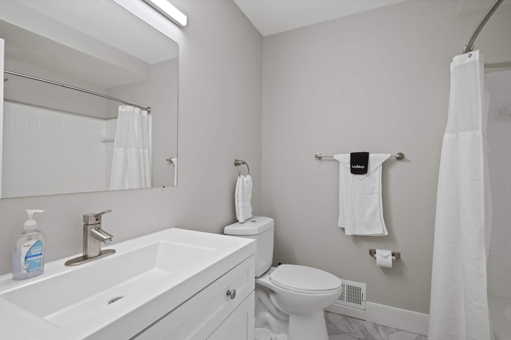 Inviting 2BR 2BA Unit in Rochester Hills