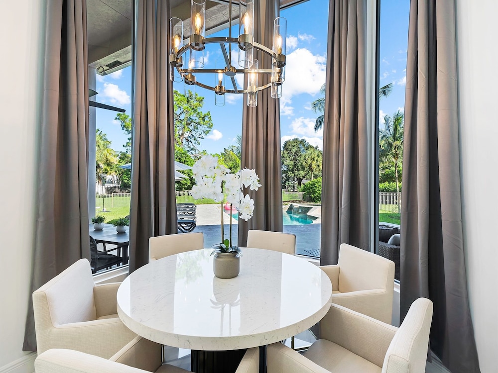 Luxurious 6-Bedroom Villa with Pool & Games