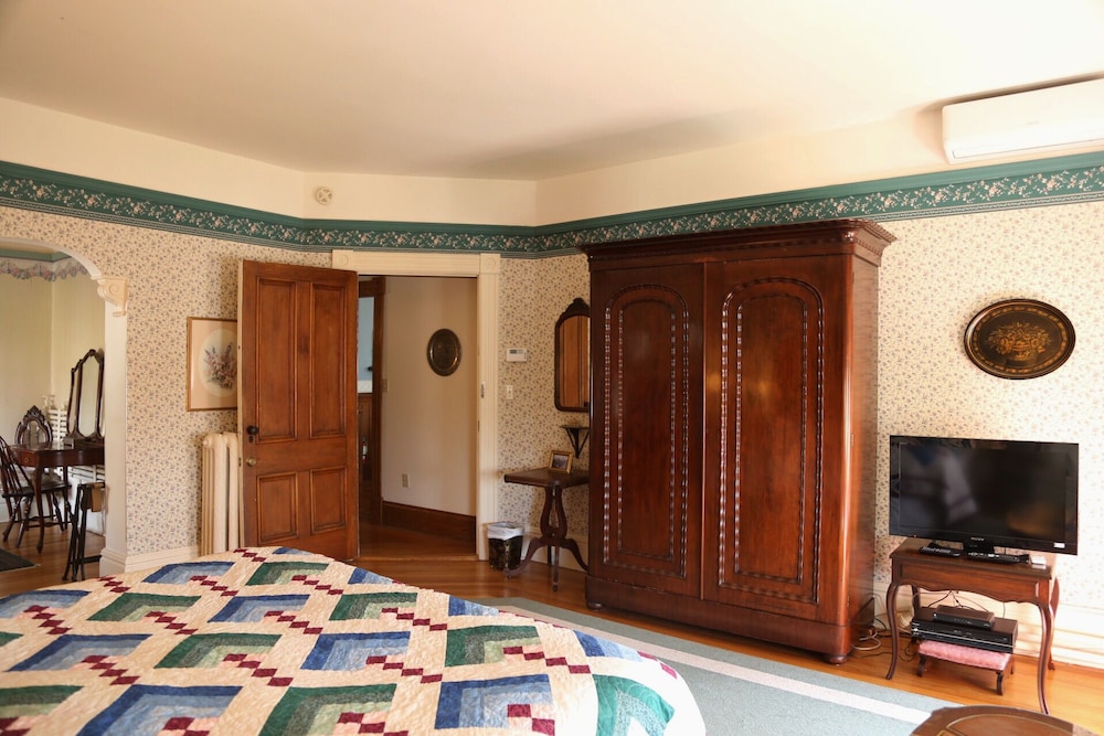 Charlottetown Vacations - The Elmwood Heritage Inn - Property Image 2