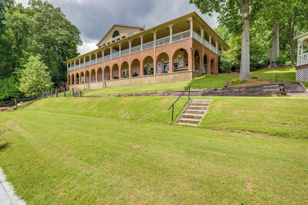 1 Mi to Lake Guntersville: Scenic Condo Retreat!