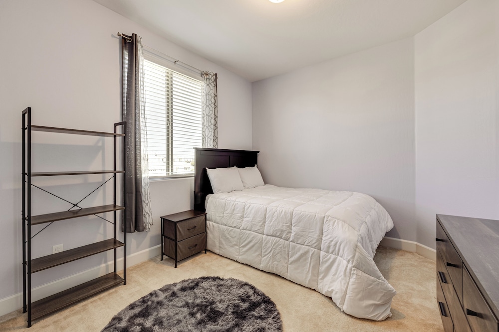 1 Mi to Golf! Spacious & Modern Home in Dinuba