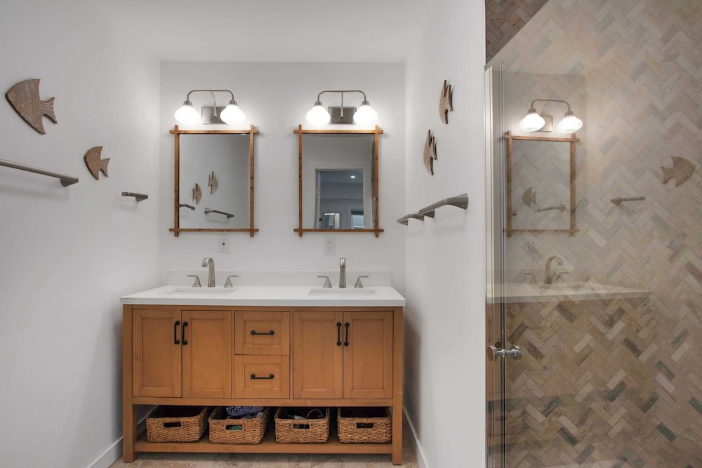 Shem Creek Retreat by Avantstay 10 Mins to Downtown Charleston Yard + Patio