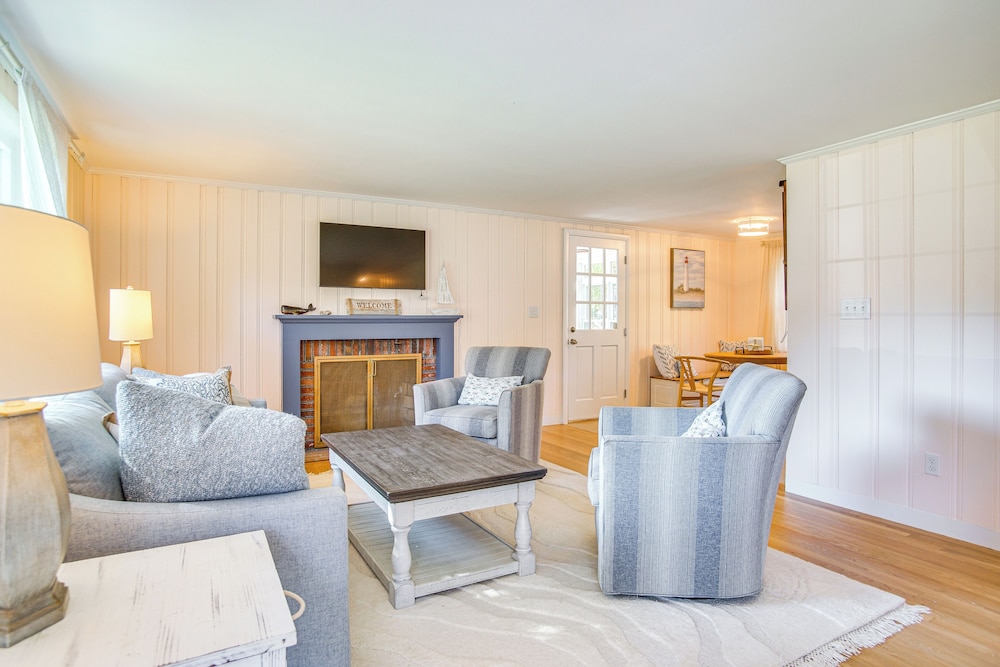 Bike to Private Beach: Cape Cod Escape w/ Sunroom