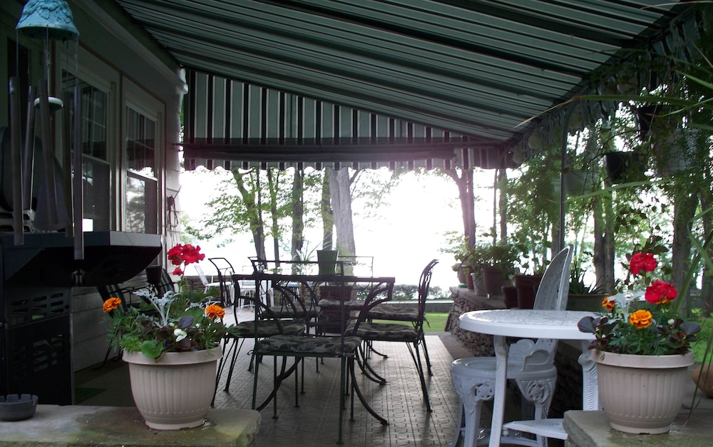 Maple Springs Lake Side Inn
