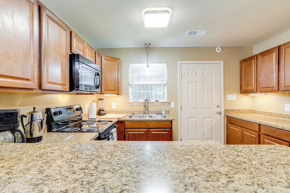 3 Mi to Greers Ferry Lake: Home w/ Screened Patio